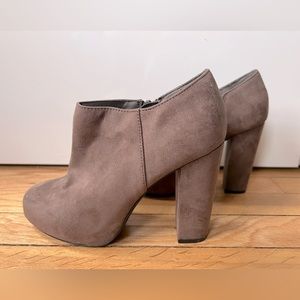 Nine West 7 1/2 suede booties